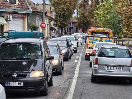 Şcoala în şantier: Prima zi de cursuri s-a lăsat cu ambuteiaje în lanţ pe arterele către zona centrală a Oradiei (FOTO)