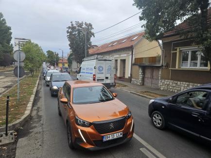 Şcoala în şantier: Prima zi de cursuri s-a lăsat cu ambuteiaje în lanţ pe arterele către zona centrală a Oradiei (FOTO)