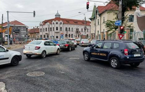 Şcoala în şantier: Prima zi de cursuri s-a lăsat cu ambuteiaje în lanţ pe arterele către zona centrală a Oradiei (FOTO)