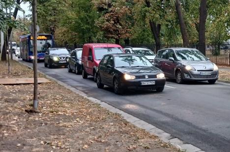 Şcoala în şantier: Prima zi de cursuri s-a lăsat cu ambuteiaje în lanţ pe arterele către zona centrală a Oradiei (FOTO)