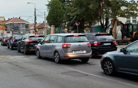 Şcoala în şantier: Prima zi de cursuri s-a lăsat cu ambuteiaje în lanţ pe arterele către zona centrală a Oradiei (FOTO)