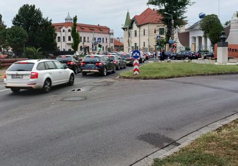 Şcoala în şantier: Prima zi de cursuri s-a lăsat cu ambuteiaje în lanţ pe arterele către zona centrală a Oradiei (FOTO)