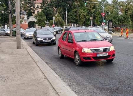 Şcoala în şantier: Prima zi de cursuri s-a lăsat cu ambuteiaje în lanţ pe arterele către zona centrală a Oradiei (FOTO)