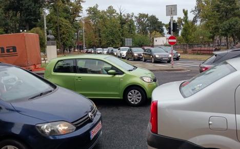 Şcoala în şantier: Prima zi de cursuri s-a lăsat cu ambuteiaje în lanţ pe arterele către zona centrală a Oradiei (FOTO)