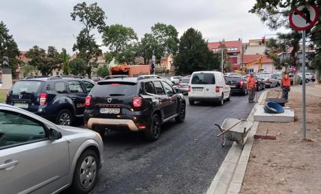 Şcoala în şantier: Prima zi de cursuri s-a lăsat cu ambuteiaje în lanţ pe arterele către zona centrală a Oradiei (FOTO)