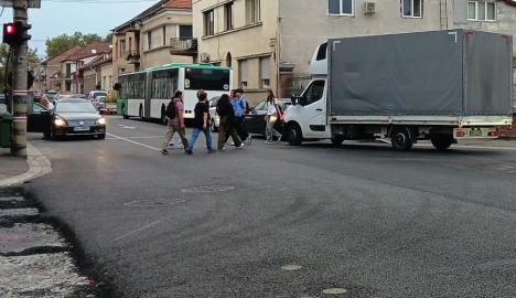 Şcoala în şantier: Prima zi de cursuri s-a lăsat cu ambuteiaje în lanţ pe arterele către zona centrală a Oradiei (FOTO)