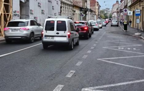 Şcoala în şantier: Prima zi de cursuri s-a lăsat cu ambuteiaje în lanţ pe arterele către zona centrală a Oradiei (FOTO)