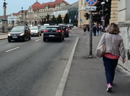 Şcoala în şantier: Prima zi de cursuri s-a lăsat cu ambuteiaje în lanţ pe arterele către zona centrală a Oradiei (FOTO)