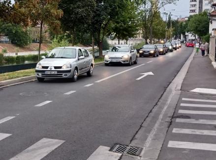 Şcoala în şantier: Prima zi de cursuri s-a lăsat cu ambuteiaje în lanţ pe arterele către zona centrală a Oradiei (FOTO)