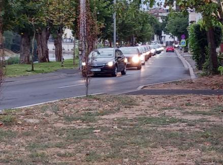 Şcoala în şantier: Prima zi de cursuri s-a lăsat cu ambuteiaje în lanţ pe arterele către zona centrală a Oradiei (FOTO)