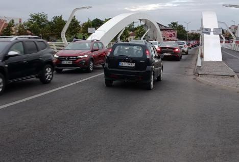 Şcoala în şantier: Prima zi de cursuri s-a lăsat cu ambuteiaje în lanţ pe arterele către zona centrală a Oradiei (FOTO)