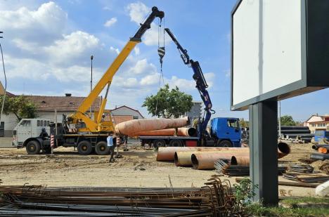 Noi întreruperi de apă. Relocarea reţelelor de la pasajul Decebal va dura până în octombrie (FOTO)