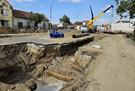 Noi întreruperi de apă. Relocarea reţelelor de la pasajul Decebal va dura până în octombrie (FOTO)