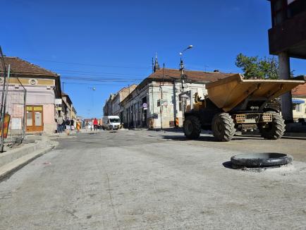 În întârziere. Constructorii vor începe abia vineri lucrările din cel de-al treilea tronson al străzii Avram Iancu din Oradea (FOTO)