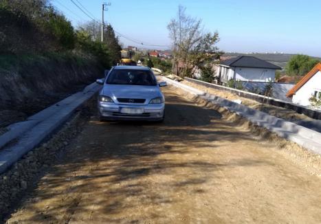 „Nu încap două maşini!”. Locuitorii străzii Gheorghe Doja acuză că modernizarea străzii se face cu îngustarea carosabilului (FOTO)