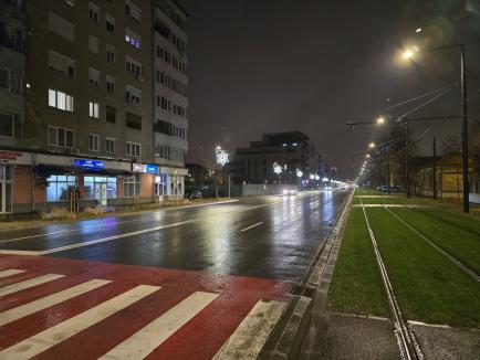 Sărbători ultracentrale: Ca să nu facă risipă, Primăria Oradea a limitat iluminatul de Crăciun la centrul orașului (FOTO)