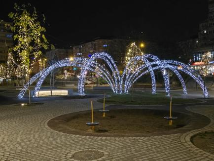 Sărbători ultracentrale: Ca să nu facă risipă, Primăria Oradea a limitat iluminatul de Crăciun la centrul orașului (FOTO)