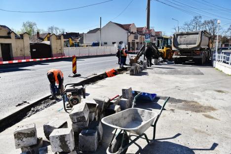 Constructorii sparg bordurile din intersecția Bulevardului Dacia cu Piața Creangă din Oradea. Iată de ce! (FOTO)