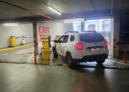 Şoferii care folosesc parcările din curtea Primăriei Oradea şi strada Independenţei îşi pot plăti taxa direct la bariera de la ieşire (FOTO)