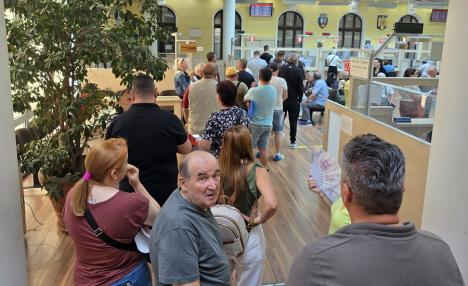 Cozi la Primăria Oradea pentru parcările de domiciliu: 1.400 de șoferi riscă să-și piardă locurile după 10 iunie (FOTO)