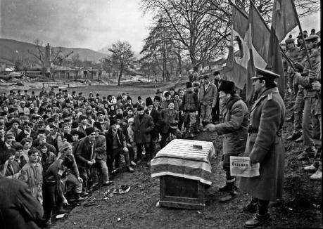 Vernisaj foto: Oradea la Revoluţie, prin obiectivul fotoreporterului Marian Antal (FOTO)