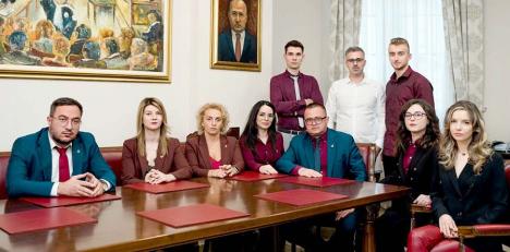 Rămâi tablou! Ce „opere de artă” și-a pus avocatul Răzvan Doseanu pe pereții biroului