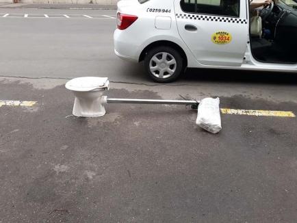 Cu buda-n stradă: Şi-a aruncat WC-ul, cu capac cu tot, pe o stradă circulată din Oradea!
