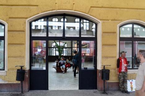 CFR Prădători: Cei care trec prin Gara Mare din Oradea sunt întâmpinaţi cu… ţipete