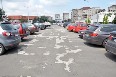 Munca la români: Reparaţiile la parcarea supraetajată de lângă Spitalul Municipal, lăsate de izbelişte