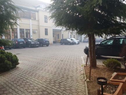 Ordine în parcare: Prefectul Țiplea a ”ejectat” mașinile șefuților care aglomerau parcarea de incintă