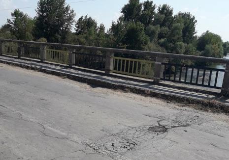 Podul minciunilor: Podul din satul Tăut devine tot mai şubred de la o lună la alta
