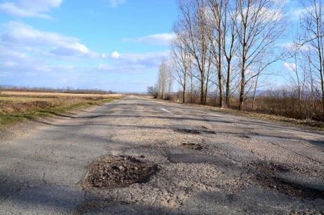 Off-road pe șosea: Dumurile Bihorului sunt „ciuruite” de gropi