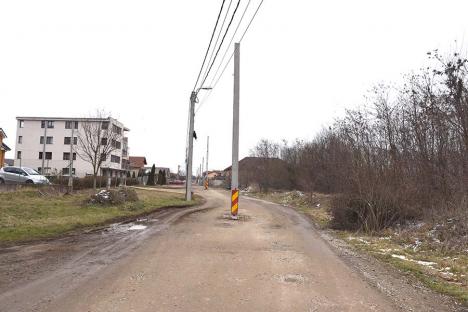 Drum cu obstacole: Stâlp răsărit în mijlocul drumului, pe o stradă din Oradea