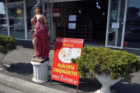 Crâşmăriţă, crâşmăriţă… Zeiţa Athena promovează o pizzerie din Oradea