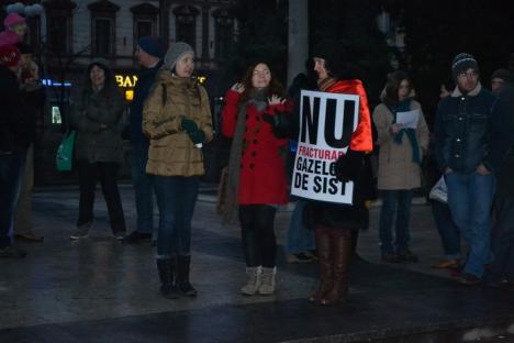 "Colind" de protest la Oradea: "Iată vin executori, şpăgile-s calde" (FOTO/VIDEO)
