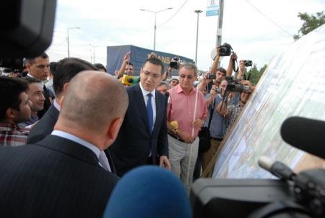 Odată ajuns la Oradea, Crin Antonescu s-a dus la o cafea sub Pasaj (FOTO)