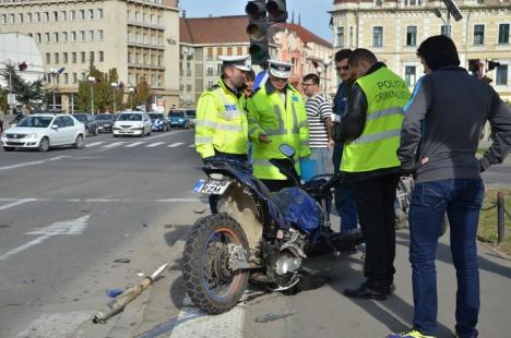 Accident în centru: Un motociclist a intrat din plin într-un Matiz care a trecut pe galben (FOTO)