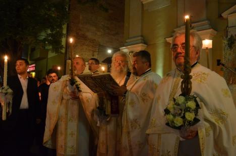 Hristos a Înviat! Sute de orădeni au mers să ia lumină la bisericile din centru (FOTO)