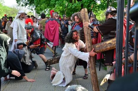 Patimile lui Hristos: Sute de orădeni l-au însoţit pe Iisus pe Drumul Crucii (FOTO / VIDEO)