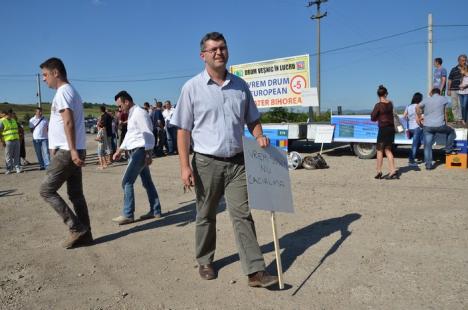 Protest împotriva stării DN76: "Nu vrem crater bihorean, noi vrem drum european!" (FOTO)