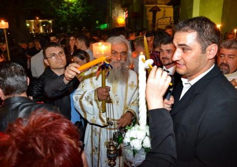 Hristos a Înviat! Sute de orădeni au mers să ia lumină la bisericile din centru (FOTO)