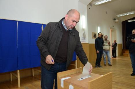 Politicienii au recitat texte electorale în ziua votului: Mang a votat "pentru unire", Bolojan "pentru Iohannis" (FOTO)