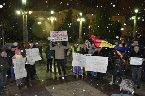 Oradea, seara a şasea de proteste: Unii manifestanţi s-au retras din cauza lozincilor vulgare (FOTO)