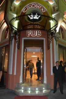 Crown Pub, localul a luat locul restaurantului Astoria, inaugurat cu proiecţii pe clădirea Teatrului! (FOTO)