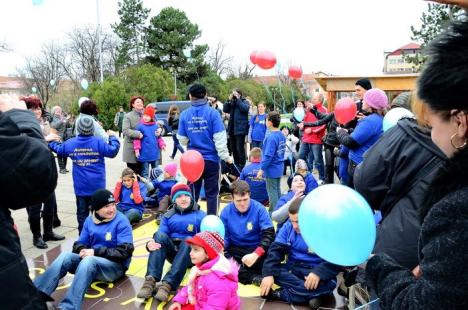 Spectacol în Parcul 1 Decembrie: copiii şi adolescenţii autişti din Bihor au făcut un puzzle ca să atragă atenţia asupra bolii (FOTO)