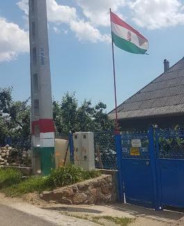 Casa cu tricolor: Un bihorean și-a arborat acasă drapelul naţional al Ungariei. Primarul îl somează să-l dea jos!