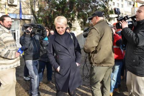 O avocată din Oradea, acuzată de DNA că a "tensionat" un martor recitând "Roata morii se-nvârteşte" (FOTO / VIDEO)