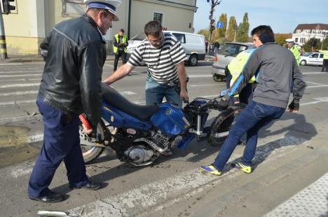 Accident în centru: Un motociclist a intrat din plin într-un Matiz care a trecut pe galben (FOTO)