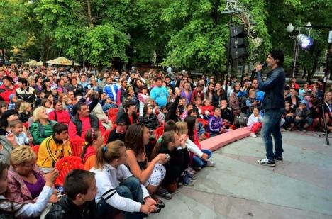 Pepe le-a cântat copiilor şi părinţilor la cerere, în Parcul Bălcescu (FOTO)