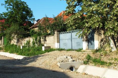 Drumul mută satul! Mai multe case din Bălaia au rămas fie sub, fie cu mult deasupra noului drum care se asfaltează (FOTO)